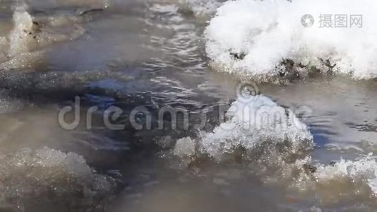 春天，泥泞的溪流从融雪中流过，视频