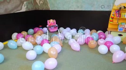 一个巨大的游戏室，地板上有许多彩色气球，供大家玩得开心，一起玩视频