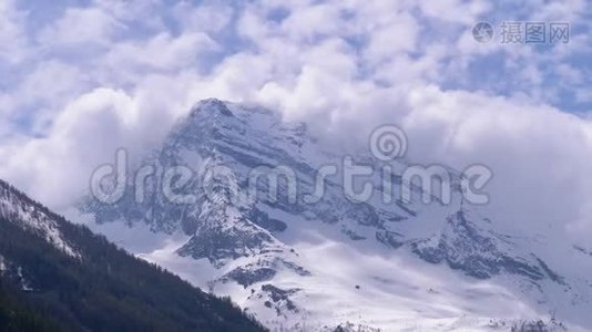 云中高山雪山景观观.. 简单传球。视频