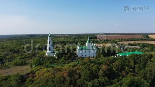 乌克兰有绿色住宅的东正教修道院视频