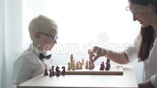 妈妈和儿子在房间的桌子旁下棋视频