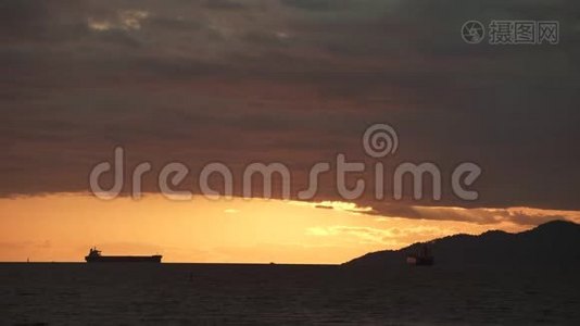 英国海湾货船抵达日落4KUHD视频