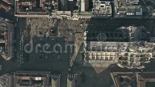 拥挤的Duomo广场和Duomo di Milano或米兰大教堂的空中高度折叠。 意大利，伦巴第视频