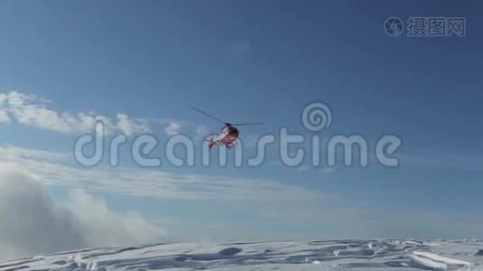 直升机把滑雪者留在了山坡上，飞起一片雪云视频