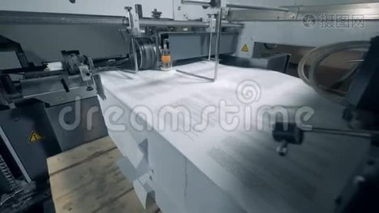印刷纸被拖进工业机器视频