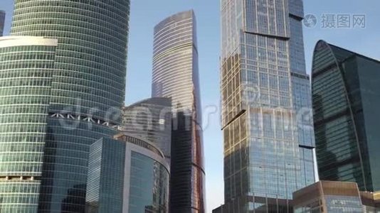 用玻璃制成的奇特有趣形状的现代摩天大楼的全景视频