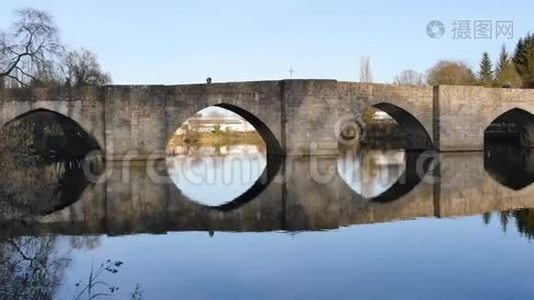 利莫格斯一座著名桥梁的时间流逝。视频