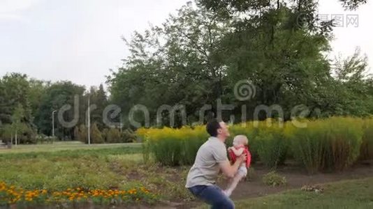 高清家庭游戏。 爸爸在公园里把他的小女孩旋转视频