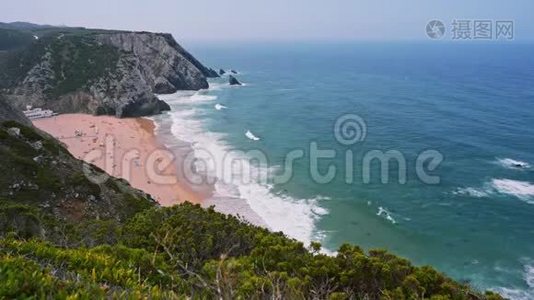 4普拉亚达阿德拉加冲浪海滩。 白色大西洋海浪随着游客向沙滩翻滚。 葡萄牙辛特拉视频