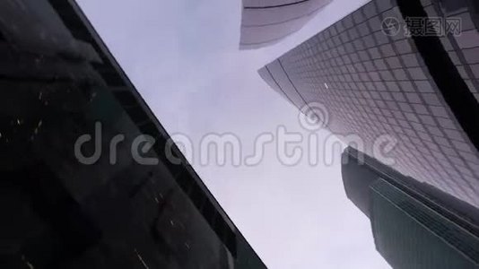 垂直旋转的办公楼下方的全景图视频