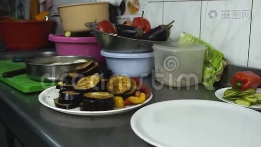 切菜和食物都在厨房餐厅，做饭`工作场所视频
