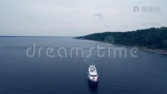 蓝水上旅游游艇的鸟瞰图.. 乘船游览美丽的河流视频