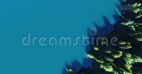 从山顶俯瞰美丽的松林，可以看到马来亚-里萨-阿布哈兹蓝山湖的全景。视频