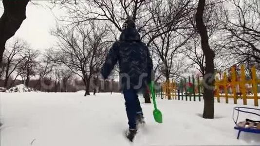 高清开朗的男孩正和孩子们在雪地里`铲子走开视频