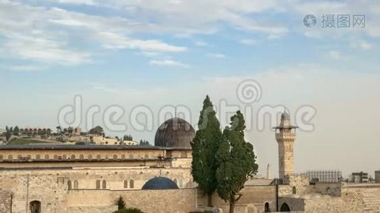 云彩在耶路撒冷的阿克萨清真寺上空移动，在圣殿山的顶部。视频