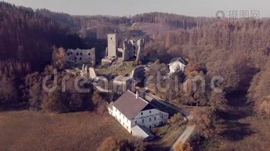 鸟瞰城堡废墟Rokstejn视频