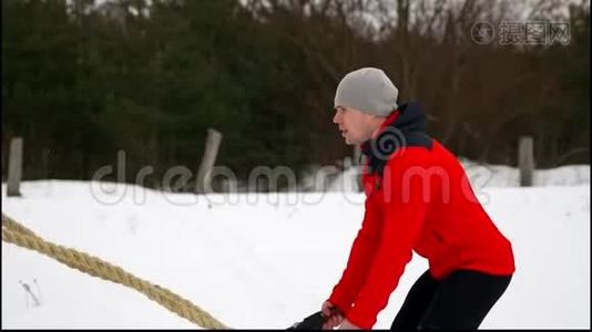 男子用绳子在功能性训练中健身，冬季在交叉健身中锻炼。 慢动作视频