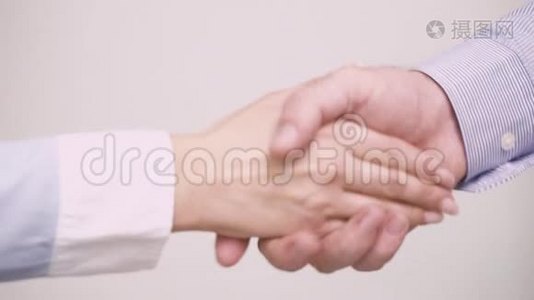 一男一女握着另一只手视频
