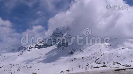 云中高山雪山景观.. 散普龙通行证。视频