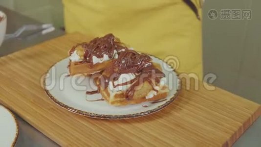 糕点厨师用新鲜蓝莓装饰比利时华夫饼，特写视频