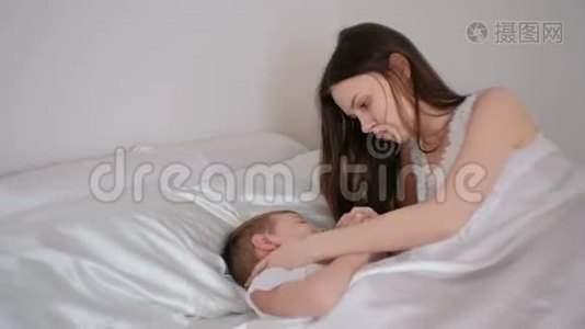 妈妈让她儿子上床睡觉。 男孩`不想睡觉。视频