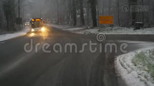 开着乡间小路穿过森林降雪视频