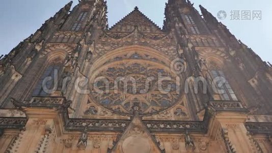 捷克共和国布拉格-2018年8月5日：布拉格城堡圣维特大教堂主入口的正面景色视频