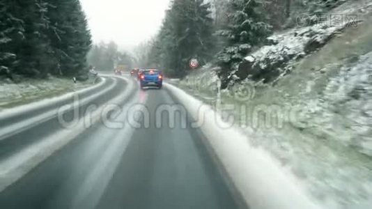 开着乡间小路穿过森林降雪视频