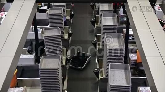 4K旅客行李被移到行李舱机场的传送带上视频