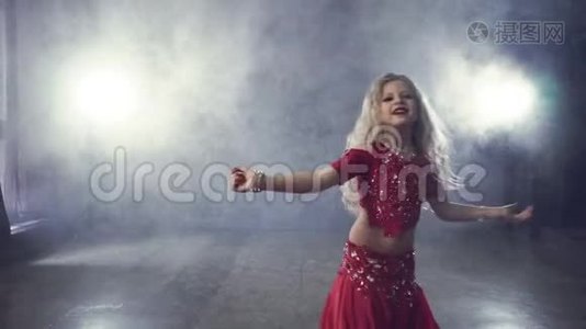 年轻女孩跳土耳其肚皮舞视频