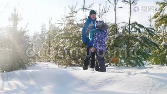 哥哥和妹妹在白雪覆盖的森林里玩视频