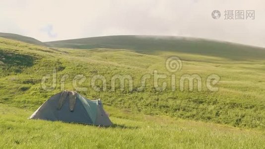 游客从绿色草地和山地露营帐篷里出来视频