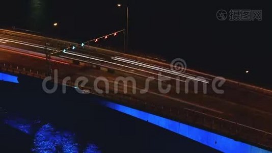 4K长曝光静态时间间隔汽车灯夜间在河上的桥上移动视频