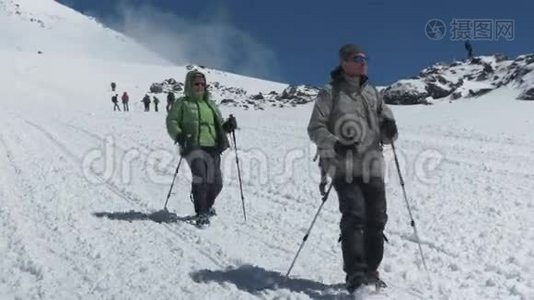 攀登者从埃布勒斯的顶端下降. 山的全景，美好的晴天..视频