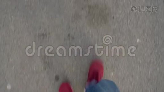 男子穿着红色运动鞋`柏油路上行走的俯视图视频