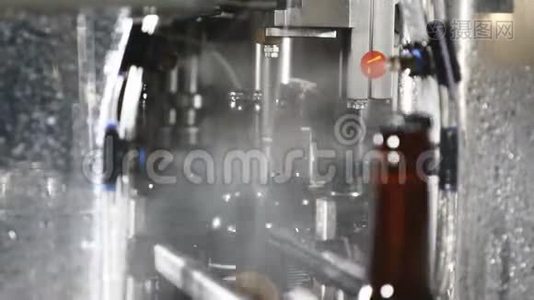 一家啤酒厂正在进行工艺洗涤的空瓶。 啤酒装瓶技术生产线视频