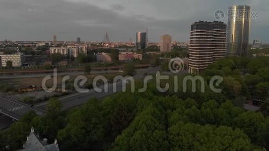 欧洲首都里加的空中日落拍摄于2019年春季，拉脱维亚-达加瓦河和桥梁在视频