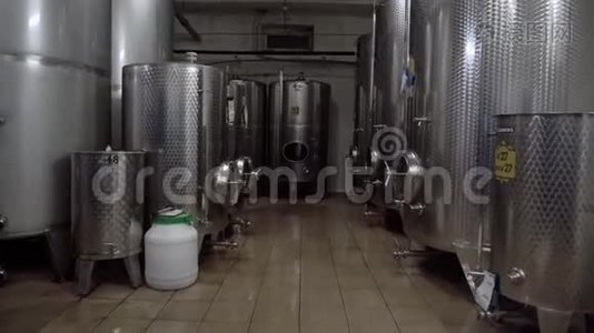 酒厂大厅有巨大的垂直酒钢桶，在那里葡萄发酵视频