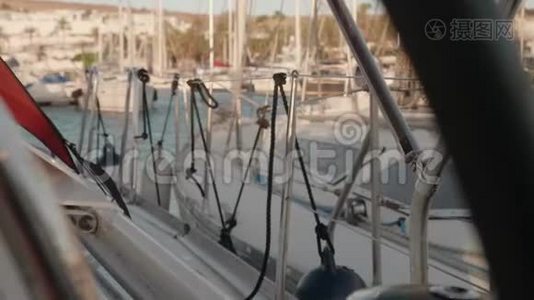 背景上有游艇的聚焦栏杆视频