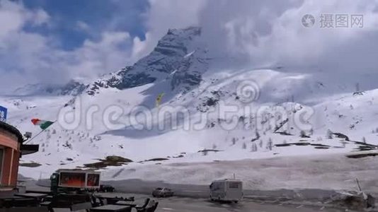 云中高山雪山景观.. 散普龙通行证。视频