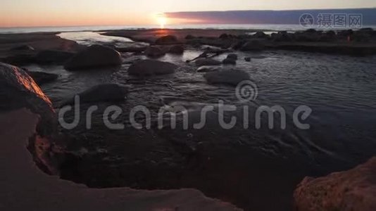 深红的日落，晴朗的天空和镜子像水中的倒影-拉脱维亚图亚-2019年4月13日视频