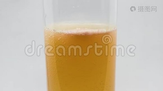 橘子维生素片溶于水，呈黄色视频