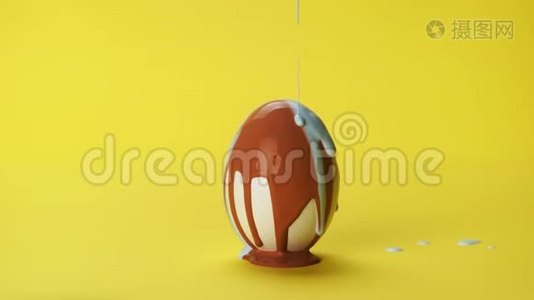 白色鸡蛋上的棕色和蓝色油漆视频