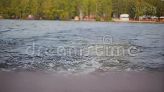 特写开水后浮舟.. 在水上航行。视频