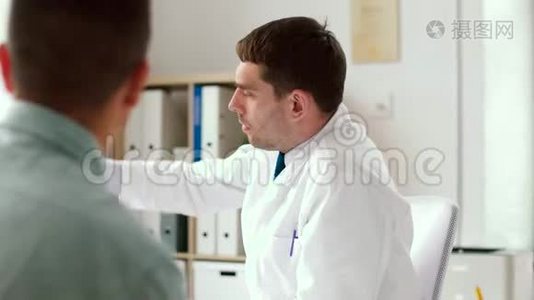 医院X线医生和男性病人视频