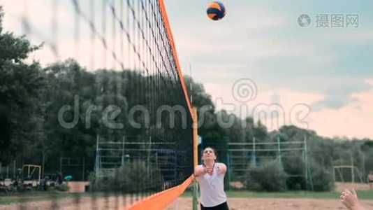 暑假，体育和人的概念-年轻女子与球打排球在海滩上。视频