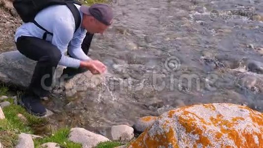 从山上的石河来的淡水洗脸的游客视频