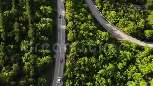 在有汽车的蜿蜒的道路上鸟瞰。视频