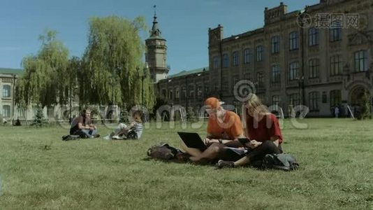 电子设备学生在草坪上学习视频