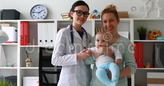 医生和病人。 健康考试快乐可爱宝宝.. 医学和保健概念视频